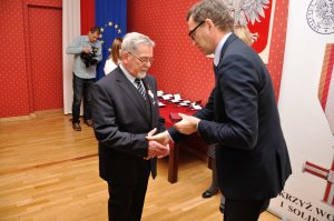 Uroczystość wręczenia Krzyży Wolności i Solidarności, Poznań 19 grudnia 2016. Na zdj. Lech Frohmberg